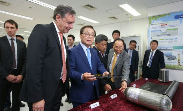 지난달 14일 구미전자정보기술원 내에서 남유진 구미시장, 군나르메르츠 독일 CFK-밸리 회장 등이 CFK-밸리 한국지사 개소식을 한 후 한국지사를 둘러보고 있다. 탄소산업의 선진 기술 이전과 글로벌 탄소기업과의 교류가 가능해졌다는 평가다. 구미시 제공