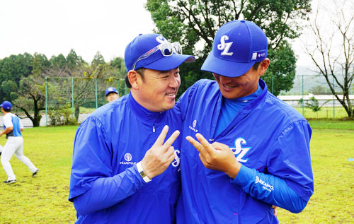 삼성 라이온즈의 진갑용 코치(왼쪽)와 채상병 코치가 일본 미야자키 교육리그에서 훈련 도중 서로 자신이 2군 코치가 될 것이라고 겸손한 척(?)하며 장난을 치고 있다. 삼성 라이온즈 제공