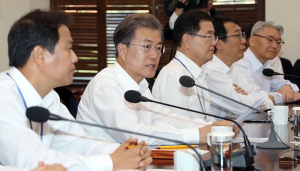 문재인 대통령이 23일 오후 청와대 여민관에서 수석보좌관회의를 주재하고 있다. 연합뉴스