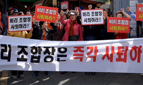 칠성시장정비사업조합 조합원들이 23일 오후 대구 칠성원시장에서 조합장 박모 씨의 사퇴를 촉구하는 집회를 열고 있다. 김영진 기자 kyjmaeil@msnet.co.kr