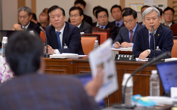23일 오전 대구 경북대학교에서 열린 국회 교육문화체육관광위원회의 경북대, 경북대병원 국정감사에서 김상동 경북대 총장이 의원들의 질의에 답하고 있다. 김영진 기자 kyjmaeil@msnet.co.kr