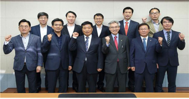 윤상수(앞줄 왼쪽 세 번째) 대구국세청장과 권일환(앞줄 왼쪽 네 번째) 대구세무사회장은 간담회를 마친 후 국장 및 부회장 등 관계자들과 기념촬영을 했다. 대구세무사회 제공