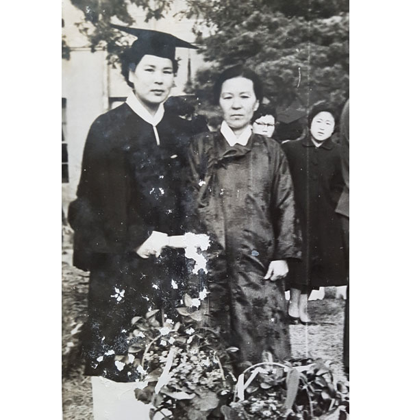이모와 함께 찍은 신동학 상임대표의 의과대학 졸업사진. 신 상임대표에게 항상 용기와 힘을 주셨던 어머니는 몸이 아파 맏딸의 졸업식에 오지 못했다. 신동학 상임대표 제공