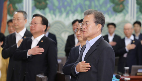 문재인 대통령이 24일 오전 청와대 본관에서 열린 국무회의에서 김부겸 행정안전부 장관을 비롯한 국무위원들과 국기에 대해 경례하고 있다. 연합뉴스