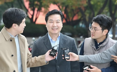 홍종학 중소벤처기업부 장관 후보자가 25일 오전 서울 영등포구 청문회 준비 사무실로 출근해 소감을 밝히고 있다. 연합뉴스