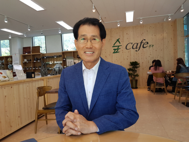 최종성 문경시산림조합장이 산림마트에서 포즈를 취했다. 문경시산림조합 제공