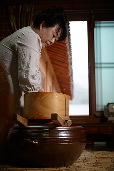 문경주조의 전통 양조 모습. 매일신문 DB