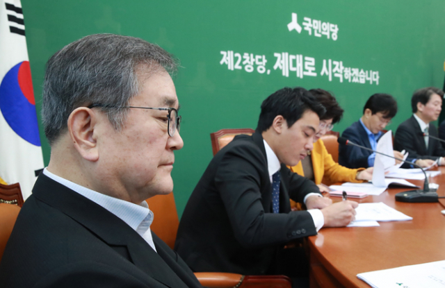 국민의당 제2창당위원회 공동위원장인 김태일(왼쪽) 영남대 교수가 20일 국회 본청 당 대표실에서 열린 최고위원-시도당위원장 연석회의에서 안철수 대표의 발언을 들으며 생각에 잠겨 있다. 연합뉴스