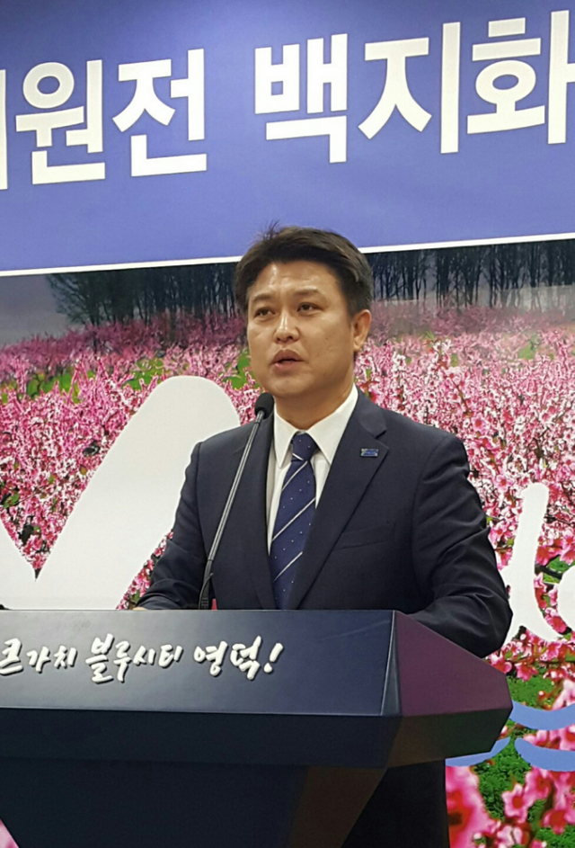 이희진 영덕군수가 26일 정부의 신규 원전 백지화에 대한 영덕군의 입장을 밝히고 있다. 김대호 기자