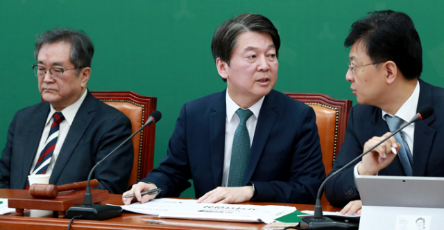 안철수(가운데) 국민의당 대표가 27일 오전 국회 본청 당대표실에서 열린 최고위원회의에 참석해 장진영 최고위원과 논의하는 사이 제2창당위 공동위원장인 김태일(왼쪽) 영남대 교수가 생각에 잠겨 있다. 연합뉴스