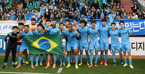 대구FC 선수들이 28일 포항 스틸야드에서 열린 포항 스틸러스와의 경기에서 2대1로 이겨 K리그 클래식 잔류를 확정한 뒤 기념사진을 찍으며 기뻐하고 있다. 대구FC 제공