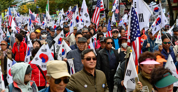 대구에서 박근혜 전 대통령 석방을 촉구하는 태극기 집회가 28일 오후 중구 반월당에서 열렸다. 참가자들이 박 전 대통령의 무죄석방을 촉구하며 도심 4.3㎞ 구간에서 거리행진을 하고 있다. 정운철 기자 woon@msnet.co.kr