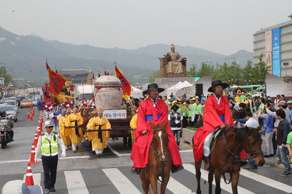 성주군은 지난 5월 2017 생명문화축제에 앞서 서울 광화문 앞에서 태봉안행렬 재현 행사를 열었다.
