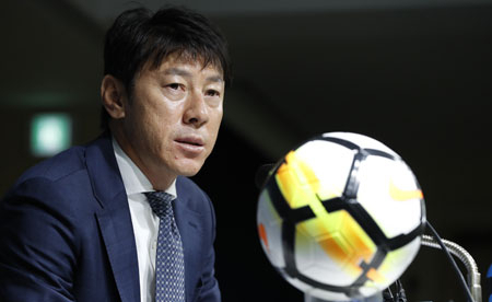 신태용 축구대표팀 감독이 30일 서울 신문로 축구회관에서 콜롬비아, 세르비아와의 평가전에 나설 대표팀 선수 명단을 발표하고 있다. 연합뉴스