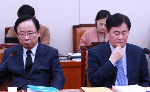 자유한국당 윤리위원회로부터 탈당 권유 징계를 받은 최경환(오른쪽) 국회의원이 30일 오후 국회 외교통일위원회에서 열린 외교부 등에 대한 종합 국정감사에 참석해 생각에 잠겨 있다. 연합뉴스