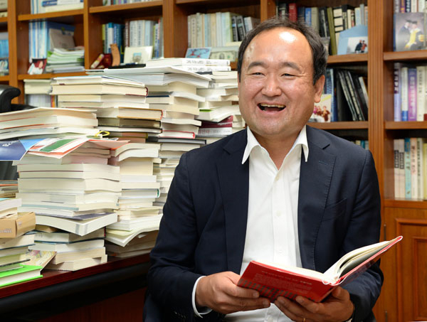 13개 학교를 운영하고 있는 협성교육재단의 신철원 이사장. 그는 최근 협성중학교와 경복중학교의 통합 운영안을 결정했다. 신 이사장은 