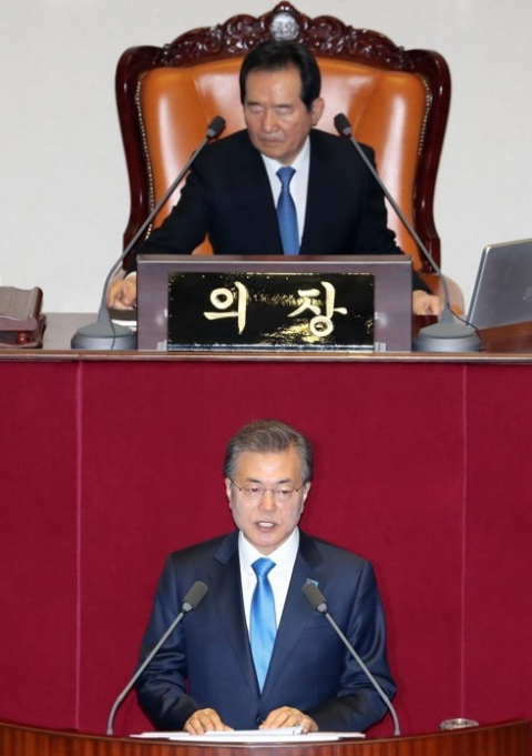 문재인 대통령이 1일 오전 서울 여의도 국회 본회의장에서 내년도 예산안 국회 본회의 상정에 따른 시정연설을 하고 있다. 연합뉴스