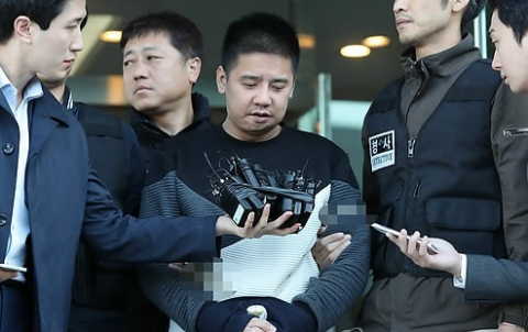 여중생 살인 및 사체유기 사건 피의자인 이영학이 지난달 13일 오전 서울 중랑경찰서에서 검찰로 송치되며 취재진의 질문에 답변하고 있다. 자료사진 연합뉴스