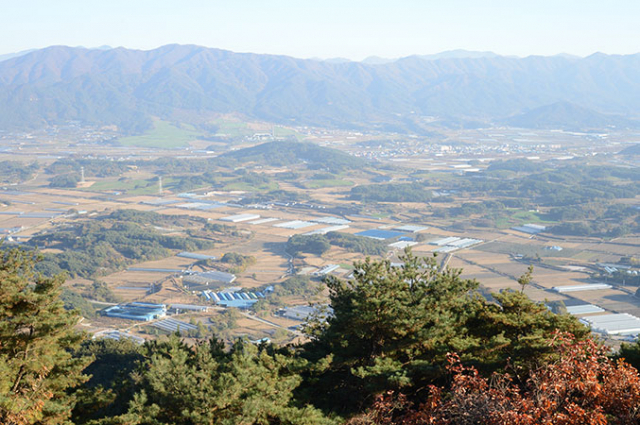 고남산에서 바라본 운봉읍 전경, 백두대간과 지리산이 병풍처럼 둘러싸고 있다. 왼쪽으로 보이는 푸른 풀밭이 가축유전자시험소이다. 그 뒤 능선 너머로 살짝 보이는 봉우리가 바래봉이다. 전북 남원시 제공