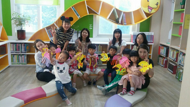포항시는 신생아 때부터 책과 가까이 하면서 책과 친해질 수 있는 여건을 조성해 줌으로써 평생 책을 읽는 시민이 되게 하자는 북스타트 운동을 펼치고 있다. 포항시 제공
