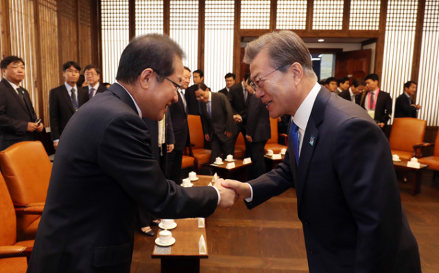 문재인 대통령이 1일 오전 서울 여의도 국회 본회의장에서 내년도 예산안 국회 본회의 상정에 따른 시정연설을 하기 앞서 국회의장실에서 자유한국당 홍준표 대표 등 여야 대표를 만나 인사하고 있다. 연합뉴스