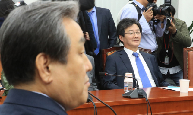 1일 오후 국회에서 열린 바른정당 의원총회에서 유승민 의원과 김무성 의원이 회의 시작을 기다리고 있다. 연합뉴스