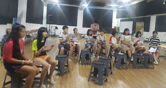 교육연극축제에 참여하는 다문화 학생 뮤지컬단 소속 학생들이 작품 연습에 열중하고 있다. 대구시교육청 제공