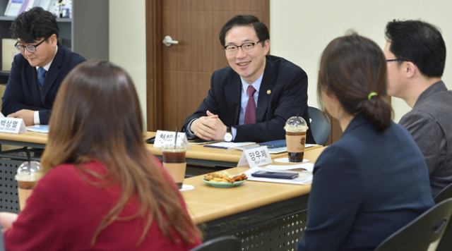 천해성(가운데) 통일부 차관이 2일 북한이주민지원센터인 대구하나센터를 방문, 직원들과 간담회를 갖고 있다. 성일권 기자 sungig@msnet.co.kr