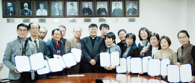 성지 순례 완주자 15명 중 14명이 천주교대구대교구 장신호 보좌주교와 기념촬영을 하고 있다. 천주교대구대교구 월간 