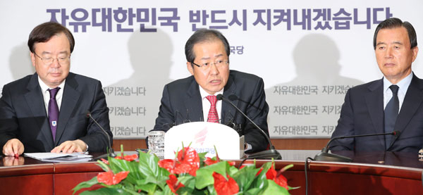 홍준표 자유한국당 대표가 3일 오후 서울 여의도 당사에서 기자간담회를 열고 한국당 1호 당원인 박근혜 전 대통령 제명을 공식 발표하고 있다. 홍 대표 왼쪽은 강효상 대변인, 오른쪽은 홍문표 사무총장.