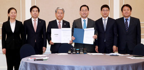 주호영 바른정당 대표 권한대행 겸 원내대표와 김동철 국민의당 원내대표가 3일 국회 본청 귀빈식당에서 열린 정책협약 발표 공동기자간담회에서 협약서를 들어보이고 있다. 왼쪽부터 국민의당 권은희 원내수석부대표, 이용호 정책위의장, 김동철 원내대표, 바른정당 주호영 원내대표, 김세연 정책위의장, 정양석 원내수석부대표. 연합뉴스