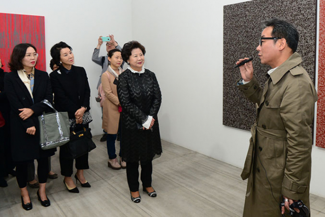 박종규 작가가 관람객에게 자신의 작품을 설명하고 있다.