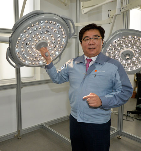 대구 치의료기기 전문 업체 (주)덴티스 심기봉 대표가 자사 무영등 브랜드 