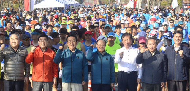 김관용(앞줄 왼쪽 세 번째) 경북도지사, 김광림(왼쪽 두 번째) 국회의원, 여창환(왼쪽 네 번째) 매일신문 사장을 비롯한 참석 내빈들이 출발에 앞서 파이팅을 외치며 참가자들을 격려하고 있다. 성일권 기자 sungig@msnet.co.kr