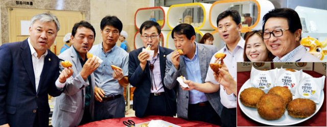 경북도는 농업의 6차산업에 문화콘텐츠라는 옷을 입히는 사업을 추진해 좋은 반응을 얻고 있다. 농업생산물에 창의력과 상상력을 더해 다양한 형태의 가공상품과 관광체험 서비스 상품이 개발될 수 있도록 농업의 6차산업과 문화콘텐츠 산업의 융복합 시도에 나선 것이다. 이불덮은 안동찜닭 고로케 시식 모습. 경북도문화콘텐츠진흥원 제공