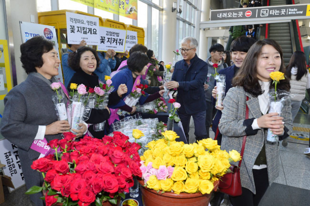 청탁금지법 시행 이후 위축된 화훼산업 활성화를 위해 6일 대구도시철도 3호선 남산역에서 한국화원협회대구지회, 대구꽃박람회추진위원회 회원들이 시민들에게 장미꽃을 무료로 나눠주며 꽃 생활화 촉진 캠페인을 벌이고 있다. 성일권 기자 sungig@msnet.co.kr