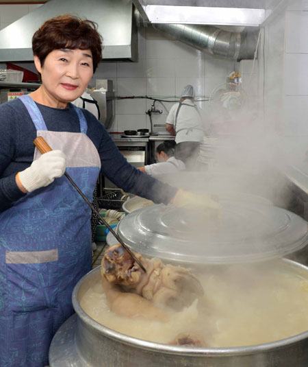 박소선 여사의 유일한 며느리 안경순 씨가 주방에서 곰국(곰탕)을 끓이고 있다. 박노익 대기자 noik@msnet.co.kr