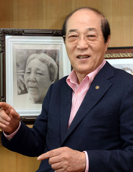 차준용 달성문화원장이 어머니 박소선 여사의 사진 앞에서 