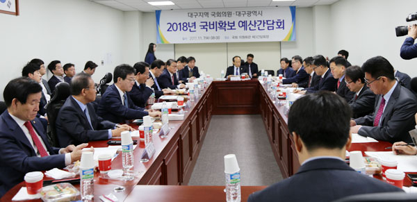 대구 여야 국회의원 10명과 대구시는 7일 오전 국회 의원회관 간담회장에서 예산간담회를 열고 국회 예산 심의과정에서 내년도 국비 확보 목표액 달성을 위한 전략 마련에 나섰다. 윤재옥 의원실 제공