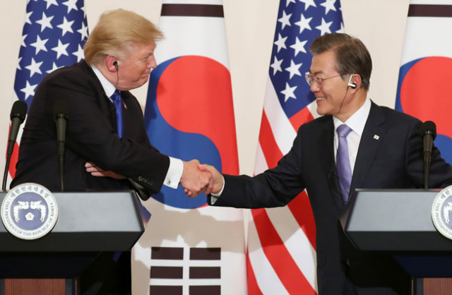 문재인 대통령과 도널드 트럼프 미국 대통령이 7일 오후 청와대에서 열린 한미 공동 언론행사에서 악수하고 있다. 연합뉴스