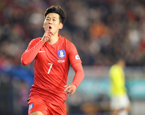 10일 오후 경기도 수원월드컵경기장에서 열린 축구 국가대표 평가전 대한민국과 콜롬비아의 경기. 손흥민이 선취골을 넣고 환호하고 있다. 연합뉴스