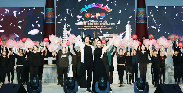 9일 엑스포 개막공연 리허설이 호찌민 시민의 뜨거운 관심 속에 진행됐다. 경북도 제공