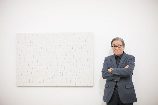 작품 앞에 선 최명영 화백
