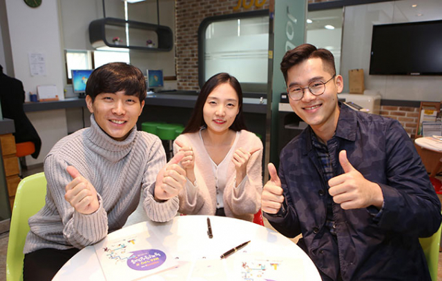 김승한, 김신희, 이도형 학생(왼쪽부터)이 엄지를 내보이며 활짝 웃고 있다. 계명문화대 제공
