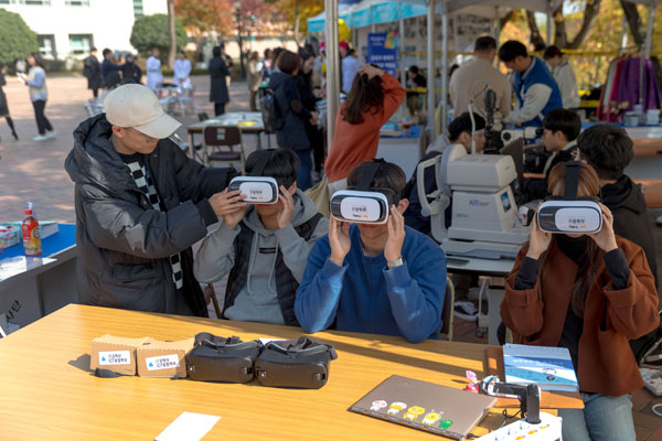 최근 열린 특성화 사업 박람회에서 학생들이 VR체험을 하고 있다. 대구가톨릭대 제공
