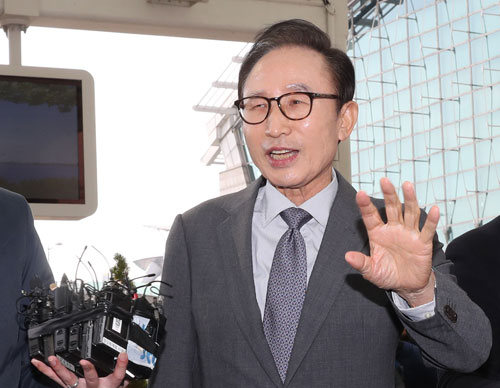이명박 전 대통령이 바레인을 방문하기 위해 12일 오후 인천공항을 통해 출국하기에 앞서 