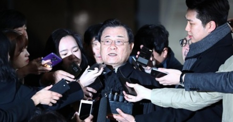 이병기 전 국정원장이 박근혜 전 대통령에게 특수활동비를 상납했다는 의혹과 관련해 피의자신분 조사를 받기 위해 13일 오전 서울 서초동 서울중앙지검 조사실로 향하기 전 취재진 질문에 답하고 있다. 연합뉴스