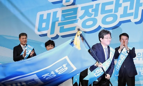13일 오전 국회 헌정기념관에서 열린 바른정당 당 대표 및 최고위원 지명대회에서 당 대표로 선출된 유승민 후보가 당기를 들고 있다. 연합뉴스