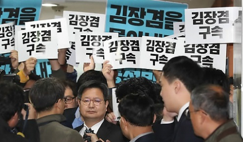 김장겸 MBC 사장이 지난 8일 오전 서울 여의도 방송문화진흥회에서 열린 임시이사회에 참석하려다 노조원들의 항의에 발길을 돌리고 있다. 자료사진 연합뉴스