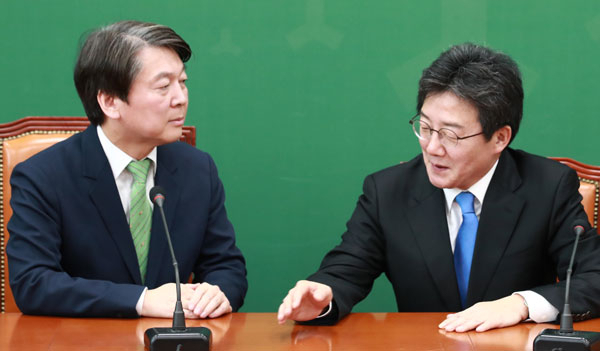 유승민(오른쪽) 바른정당 대표가 14일 오후 국회 본청 국민의당 대표실을 찾아 안철수 대표와 얘기를 나누고 있다. 연합뉴스